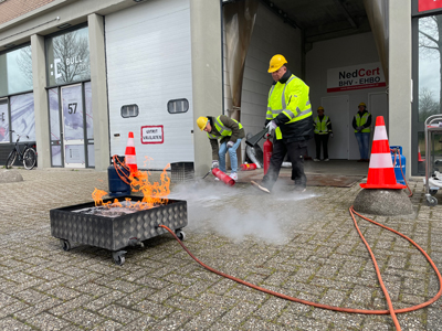 Samenwerking met brandblusser tijdens BHV-training