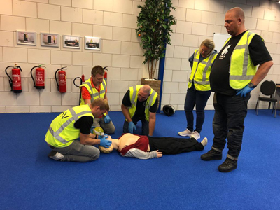 Oefenen van reanimatie tijdens BHV-training